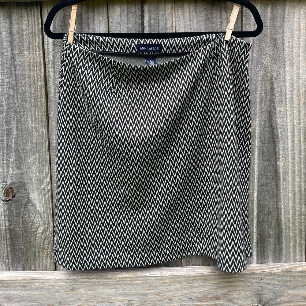 Ann Taylor Black and White Wool Blend Pencil Skirt Size 8